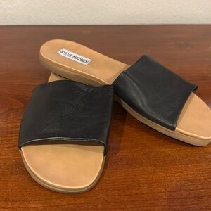 Steve Madden Kailey Slide. Women’s size 8.5. Excellent condition.